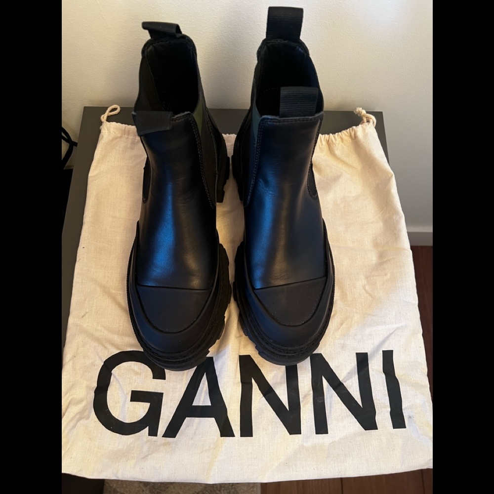 Gannì Chelsea boot upper leather and thick rubber sole and toe.